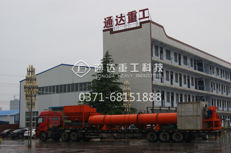 通達重工有機肥設(shè)備雨天發(fā)貨.jpg