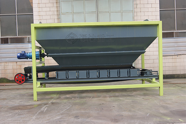 雙動(dòng)力帶護(hù)欄鏟車喂料機(jī)