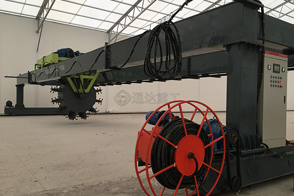 畜禽糞便航吊輪盤(pán)式翻堆機(jī)